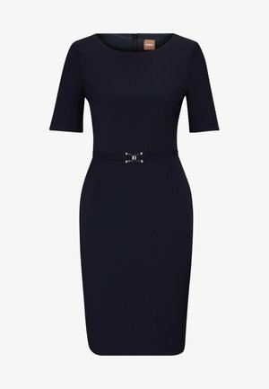 Tumedast riidest kleit ümmarguse kaeluse, lühikeste varrukate ja hõbedase pandla detailiga vööall. Valmistatud siledast kangast, millel on stiilne siluett.