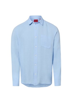 Hellblaues Langarm-Hemd mit Brusttasche und Kragen, mit rotem HUGO-Label innen am Hals.