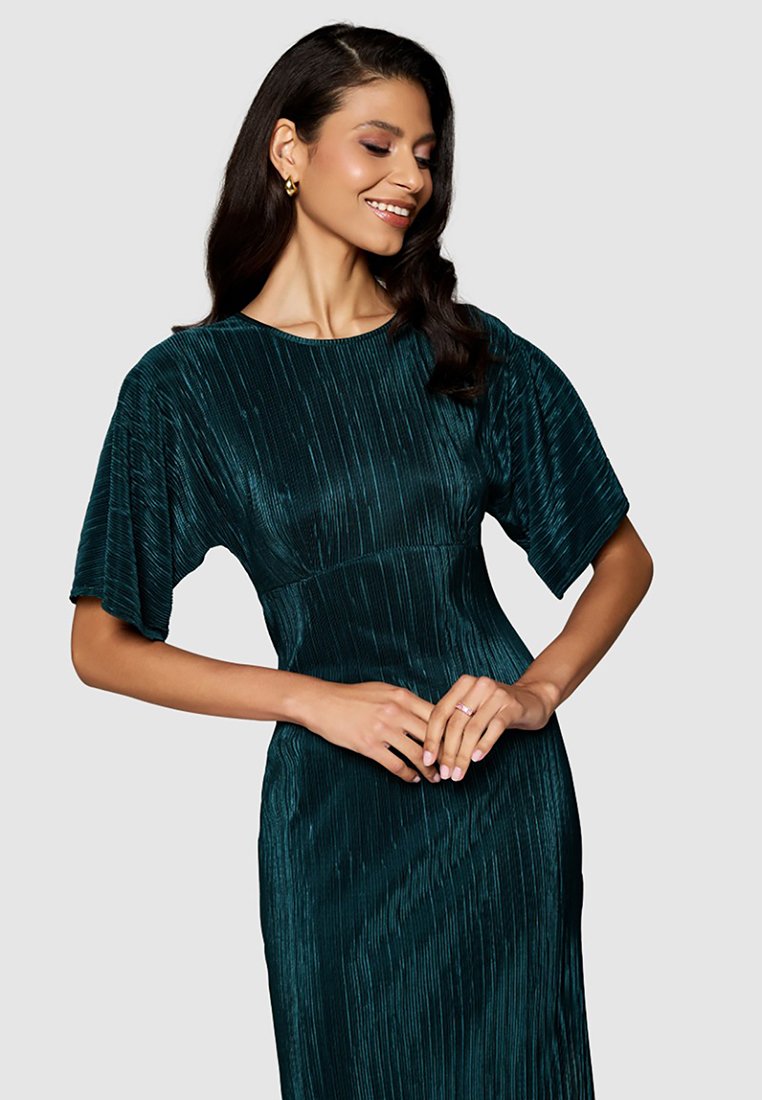 Tefielfarbendes Kleid aus strukturiertem Stoff mit vertikalen Falten, kurzen Puffärmeln und einer taillierten Silhouette. Es hat einen runden Ausschnitt und elegante Drapierungen.