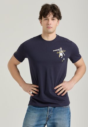 Marinblå bomullst-shirt med tryckt grafik av en fotbollsspelare och texten "Football Fun". Kort ärm och rundad halsdesign.