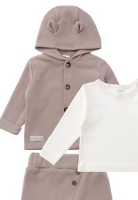 Beige Ripp-Hoodie mit Bärenohren, Holzknöpfen. Weißes langärmliges Oberteil und passende beige Hose mit Knöpfen. Weicher Stoff, lässiges Design.