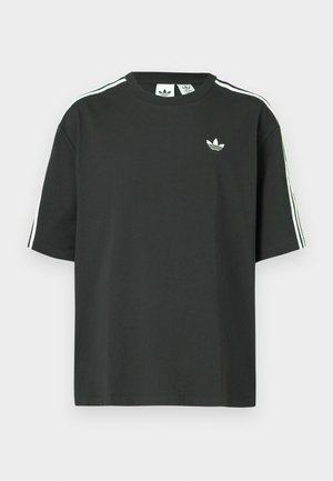 T-shirt preta de algodão com mangas curtas, gola redonda e detalhe branco de três riscas nos ombros. Apresenta um pequeno logotipo branco no peito.