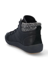 Zapatilla alta negra con un cuello de punto gris texturizado, parte superior de cuero y suela de goma con un relieve marrón para tracción.