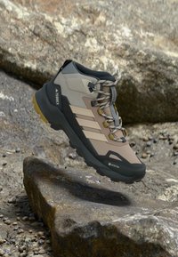 Unausgewählt, core black/sand green/chalky brown