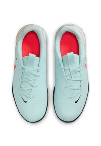 Helleblaue Sportschuhe mit strukturiertem Obermaterial, schwarzer Sohle und pinkem Innenfutter. Zu den Merkmalen gehören Schnürsenkel und ein kleines schwarzes Logo.