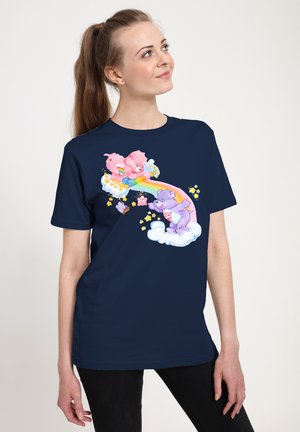 Henry Tiger CARE BEARS CHEER BEAR AND SHARE UNROLLING A RAINBOW - Print T-shirt - navy blue