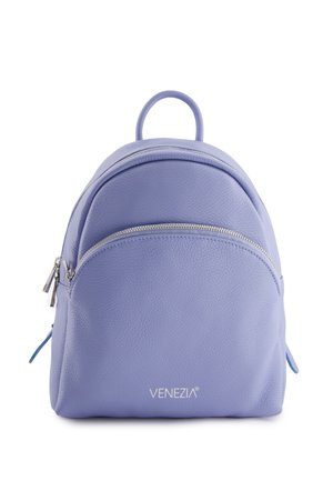 Helle lila Lederrucksack mit runder Form, ausgestattet mit einer vorderen Reißverschlusstasche und einem oberen Griff. Markenname "VENEZIA" auf der Vorderseite sichtbar.