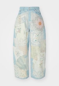 Denim broek met een patchworkontwerp van verschillende stoffen in lichtblauw, wit en pastelkleuren, met kanten en bloemenpatronen.