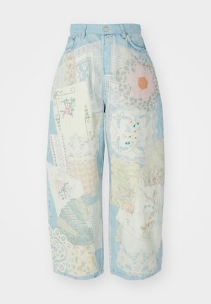 Denim broek met een patchworkontwerp van verschillende stoffen in lichtblauw, wit en pastelkleuren, met kanten en bloemenpatronen.