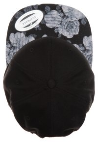 Schwarze Snapback-Cap mit einem schwarzen Blütenmuster am Schirm, ausgestattet mit strukturiertem Stoff und einem runden Knopfdetail oben.