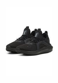 Adidași negri sport cu un material superior din plasă, guler căptușit și tălpi din cauciuc. Au un sistem de șireturi central și accente brand-uite.