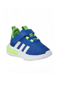 Zapatilla deportiva azul con parte superior de malla texturizada, diseño de tres rayas blancas, acentos verdes y una correa de velcro sobre los cordones.