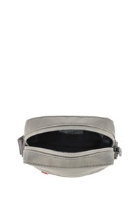 Borsa in tessuto grigio con chiusura a zip, con interno nero a contrasto e una tracolla laterale. Design semplice e rettangolare.