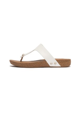 Sandales thong blanches avec une semelle en liège, présentant une large sangle, des accents en perles décoratives et un design à talon bas pour le confort.