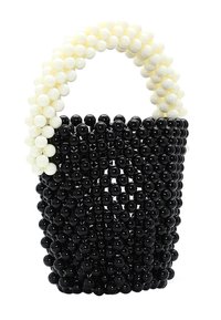 Borsa in perline con un design strutturato. Perline nere formano il corpo, mentre il manico è composto da perline bianche e nere alternate.