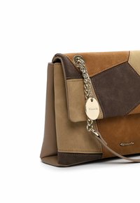 Multikleur schoudertas van suède en leer in bruin, beige en tan. Kenmerken zijn een kettingband en een logo-label. Geometrisch paneelontwerp.