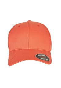 Cappellino da baseball corallo con un design strutturato, realizzato in tessuto morbido. Presenta una classica visiera curva e una patch con il logo sul lato anteriore.