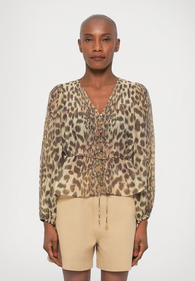 Blouse à imprimé léopard avec décolleté en V, buste froncé, manches longues, poignets élastiques et taille à cordon. Tissu doux et léger dans des tons beiges et bruns.
