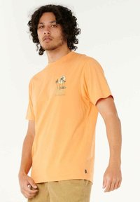 Kurzärmliges oranges T-Shirt aus Baumwolle mit Rundhalsausschnitt. Auf der Vorderseite befindet sich ein Druckdesign mit Palmen und Sonne. Glatte Textur.