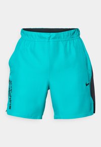 Shorts de sport turquoise en tissu lisse avec un panneau latéral noir, arborant un logo et un texte sur la jambe gauche. Ceinture élastique pour plus de confort.