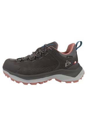 Dunkelgrauer Wanderschuh mit pinkem Innenfutter, robuster pinker Sohle, Schnürung vorne und Gore-Tex-Label an der Seite.