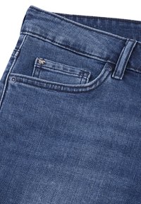 Denim jeans in medium blue met een reguliere pasvorm. Beschikt over een voorzak en metalen klinknagel details. Zachte textuur met zichtbare stiksels.