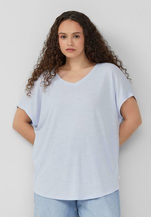 Jasnoniebieska koszulka z dekoltem w serek, wykonana z miękkiego, lekkiego materiału, z krótkimi rękawami i luźnym krojem. Okrągły dół, minimalistyczny design.