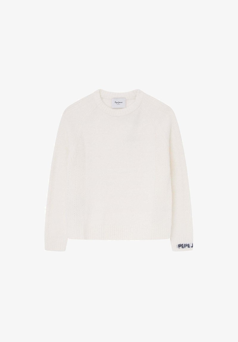 Biały sweter wykonany na drutach z okrągłym dekoltem, raglanowymi rękawami, teksturowanymi wzorami na korpusie oraz logo na mankiecie w granatowym kolorze.