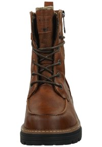 Stivaletto in pelle marrone con suola resistente, lacci frontali e zip laterale. Presenta una tomaia texturizzata con dettagli in mesh e una fodera morbida.
