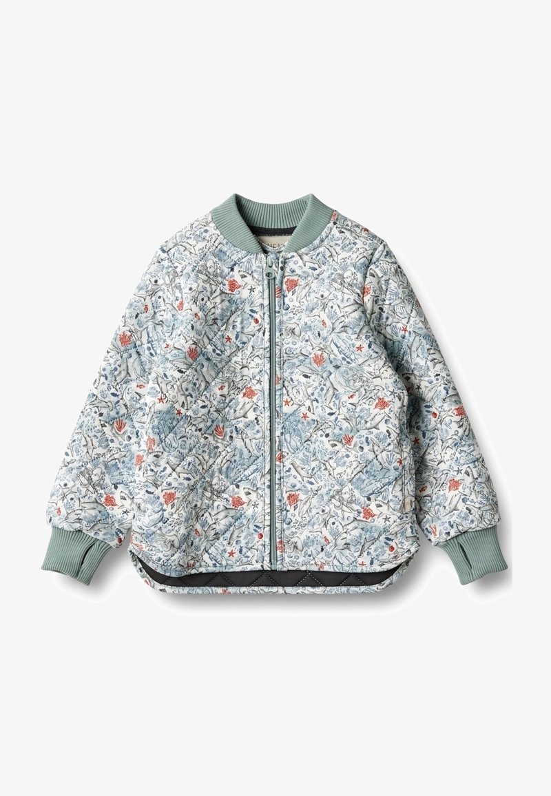 Veste bomber matelassée bleu clair avec motifs floraux rouges et verts. Col et poignets côtelés, fermeture éclair, et doublure matelassée noire.