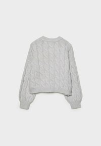 Gekürzter grauer Pullover mit einem Zopfmuster-Design, gerippten Bündchen und Halsausschnitt. Der Stoff wirkt weich und hat eine strukturierte Oberfläche.