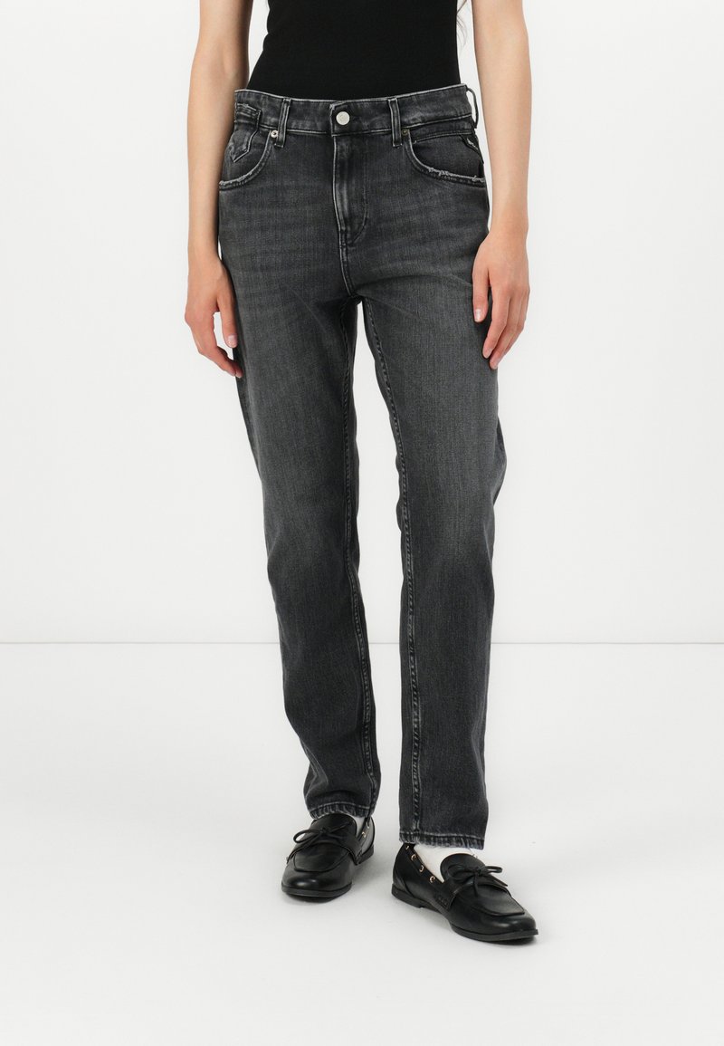 Jeans in denim neri con un design a gamba dritta, cinque tasche, leggero sbiadimento e dettagli in metallo nella vita.