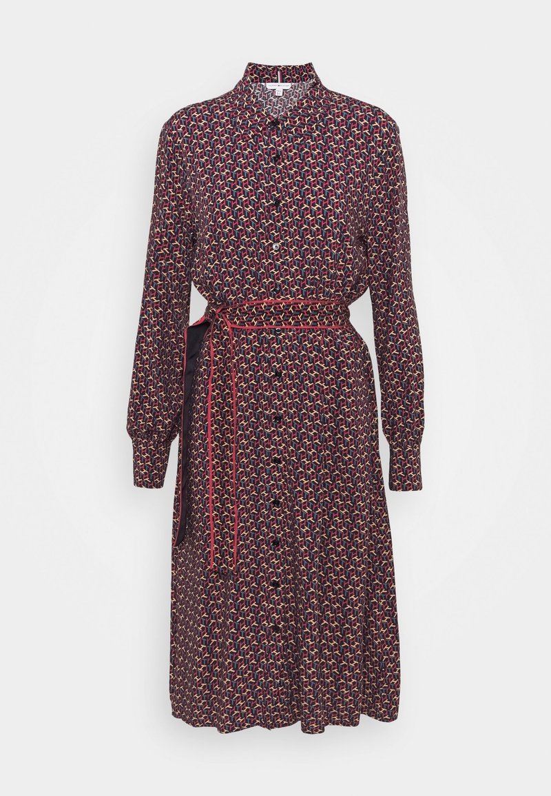 Robe chemise à manches longues avec motif géométrique en rouge foncé, noir et crème, dotée d'un col, d'une patte de boutonnage et d'une ceinture assortie à la taille.