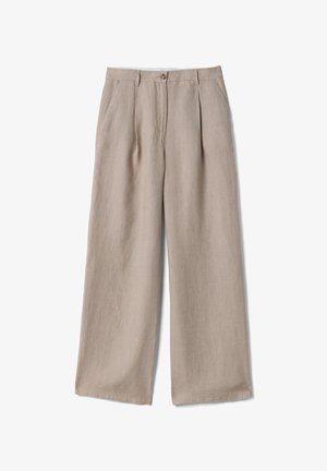 Pantalones beige de pierna ancha con pliegues delanteros, bolsillos laterales, trabillas para cinturón y cierre de botón en la cintura.