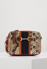 Borsa a mano rettangolare con design a stampa serpente, rifiniture in pelle marrone, tessuto a strisce blu e arancione, hardware dorato e tracolla a catena.