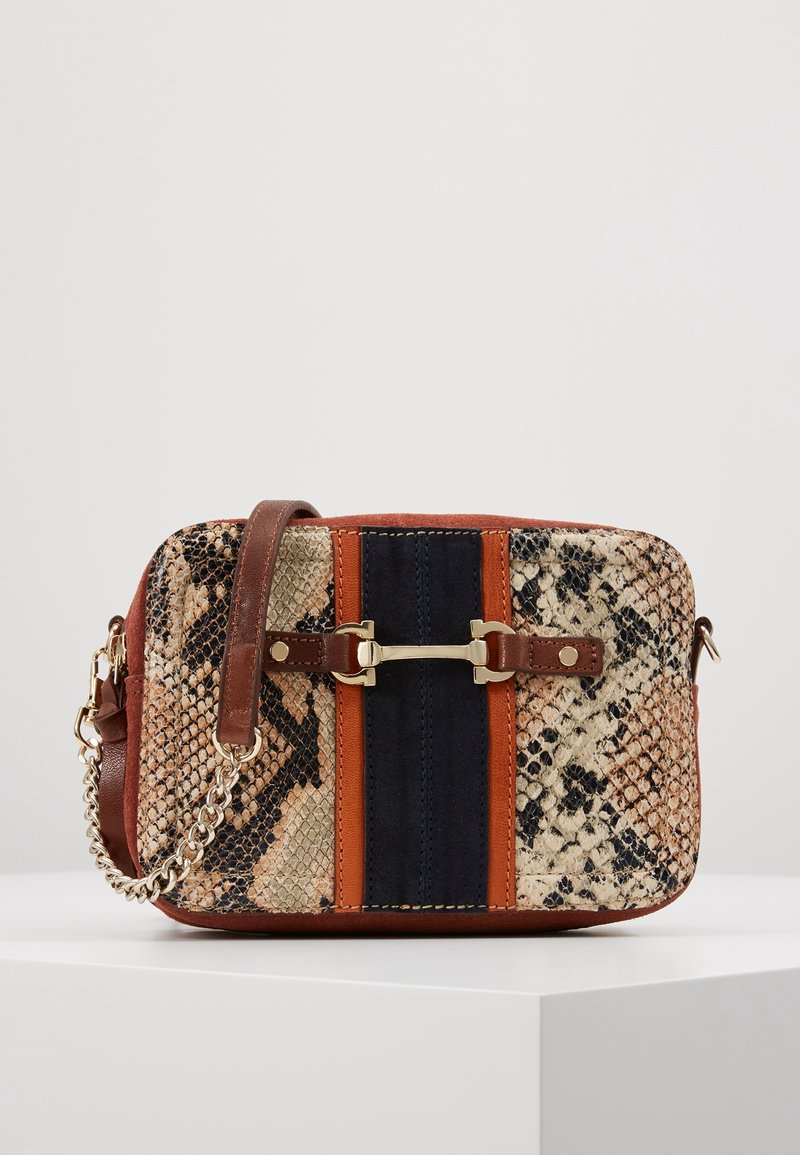 Borsa a mano rettangolare con design a stampa serpente, rifiniture in pelle marrone, tessuto a strisce blu e arancione, hardware dorato e tracolla a catena.