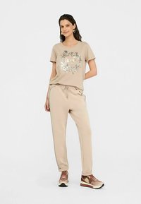 LIU JO BETTER - T-shirts print - light brown