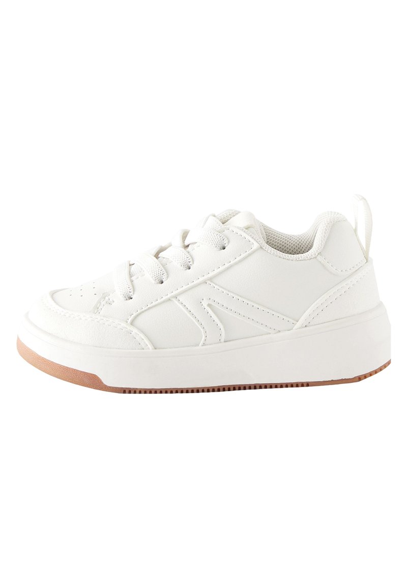 Hvide sneakers med en glat syntetisk overdel, rund tå, polstret krave, snøring foran og en tekstureret gummisål med lysebrune accenter.