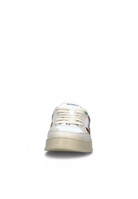 Sneaker bianche con accenti beige e stampa animale marrone sui lati. Presentano lacci piatti, punta rotonda e suola in gomma testurizzata.