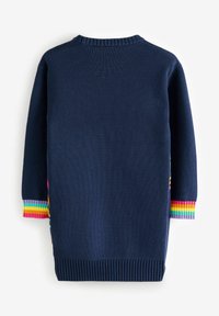 Pullover di lana navy con collo a coste. Presenta polsini a righe colorate con accenti rosa, giallo e verde. Nessun motivo visibile sul retro.