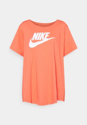 Koraalkleurig Nike T-shirt met korte mouwen, ronde hals en groot wit Nike-logo over de borst.