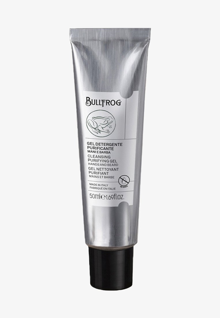 Tubo metallico argentato con tappo nero, etichettato "Gel Purificante e Detergente Bullfrog". Dimensione: 50ml, progettato per mani e barba. Non richiede risciacquo.