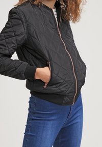 Missguided Bomberjacka - black