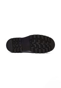 Suela de zapato de goma negra con textura, que presenta patrones en zigzag, punta redondeada y un diseño robusto para proporcionar agarre y durabilidad.