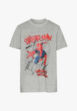 Szürke pamut póló, amelyen egy feltűnő Pókember grafika látható piros és kék színekben, alatta "WEBBED WONDER" felirattal piros betűkkel.