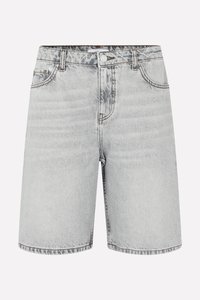 Shorts de mezclilla de lavado claro con corte recto, diseño de cinco bolsillos y un ligero desvanecimiento. Presenta herrajes en plata y un dobladillo cosido.