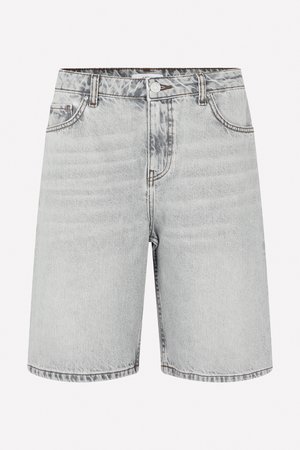 Svetlé denimgové šortky s rovnom strihom, päť vrecúškovým dizajnom a jemným vyblednutím. Obsahujú strieborné kovanie a prešité lemy.