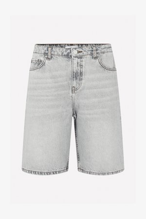 Kerged denim lühikesed püksid sirge lõikega, viie taskuga disain ja peen kulumine. Omab hõbedast metallist detaile ja tikandiga serva.