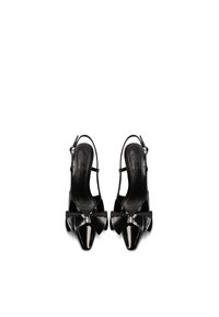 Décolleté in vernice nera con cinturino sul tallone, caratterizzati da una punta affusolata e un grande fiocco decorativo sulla parte frontale. Texture liscia con una finitura lucida.