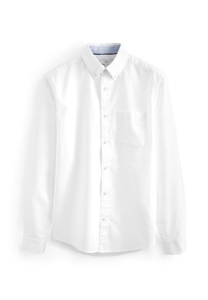 Camisa blanca de botones, hecha de algodón. Presenta un cuello clásico, un bolsillo en el pecho y mangas largas. Textura suave, sin patrones.